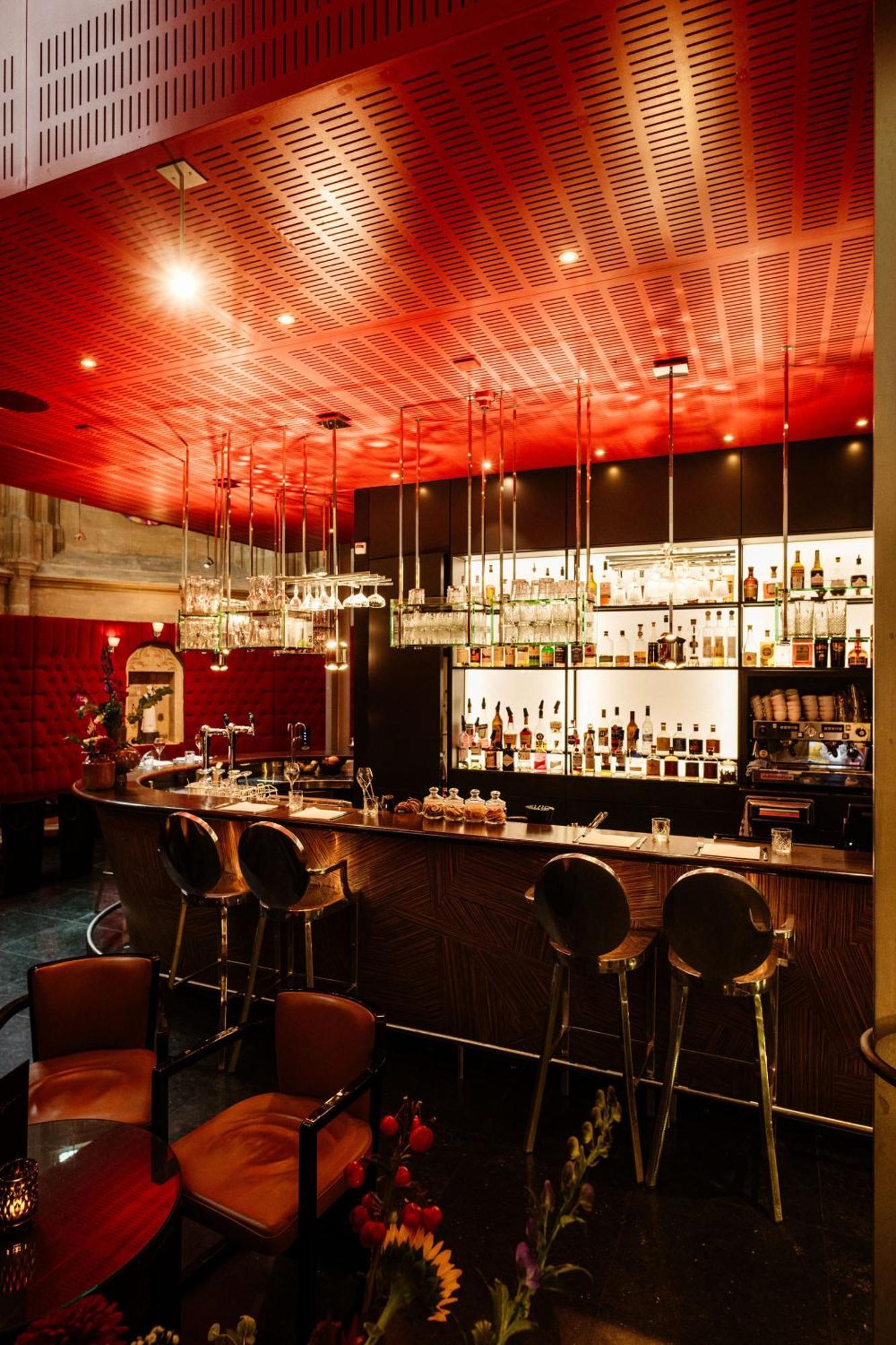 Kruisherenhotel Maastricht - Oostwegel Collection, Member Of Design Hotels Exterior foto The bar at the restaurant