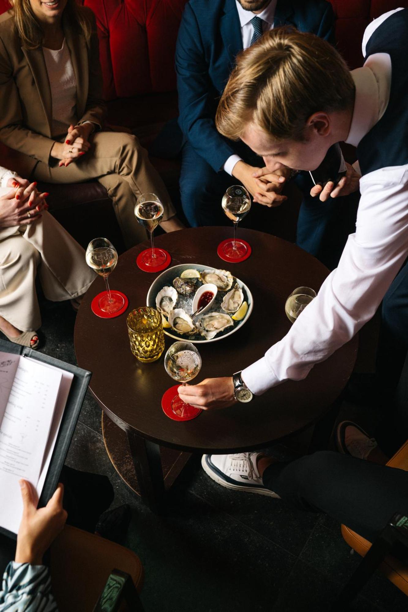 Kruisherenhotel Maastricht - Oostwegel Collection, Member Of Design Hotels Exterior foto Oysters at the Oyster Bar
