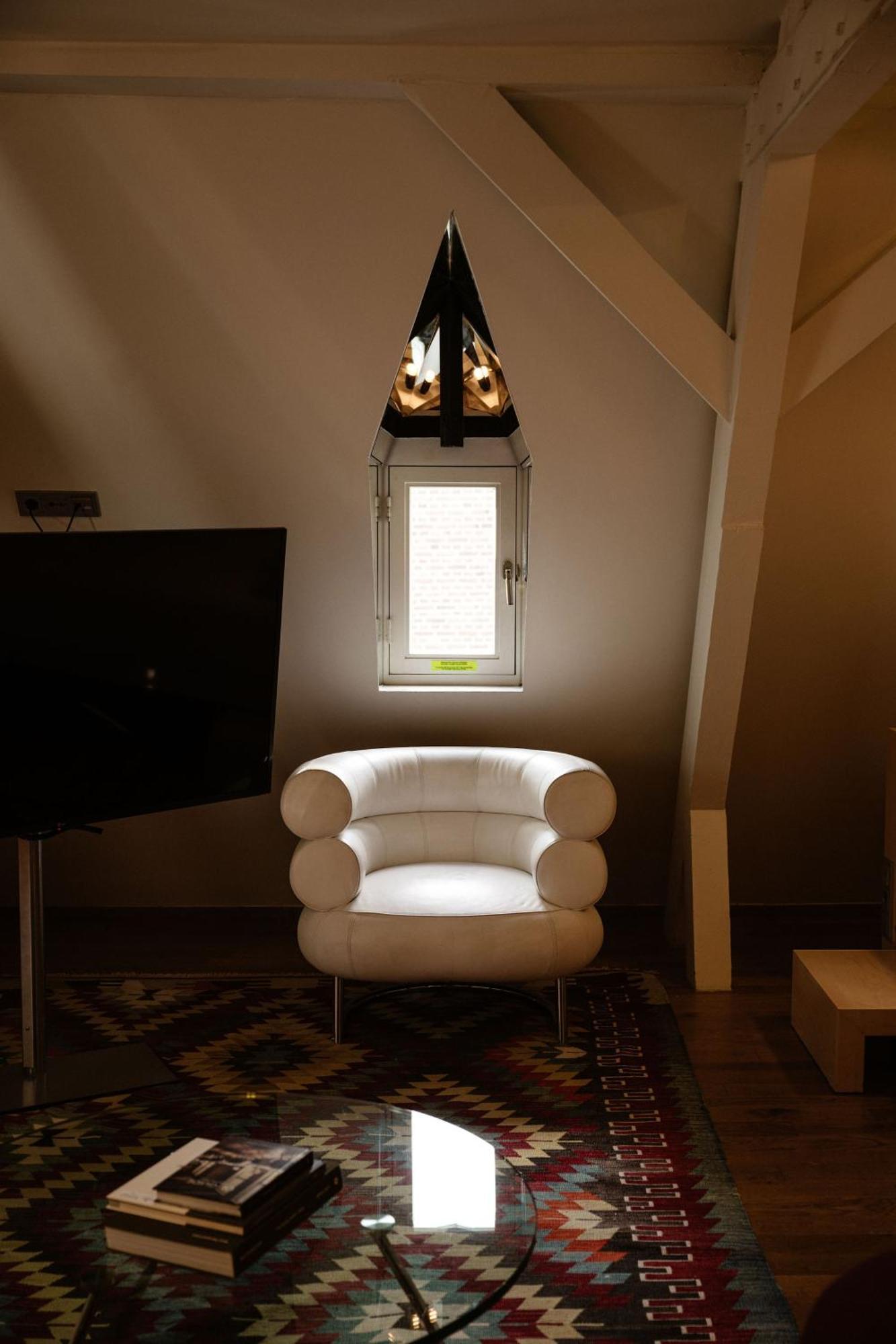 Kruisherenhotel Maastricht - Oostwegel Collection, Member Of Design Hotels Exterior foto A chair with LED lighting