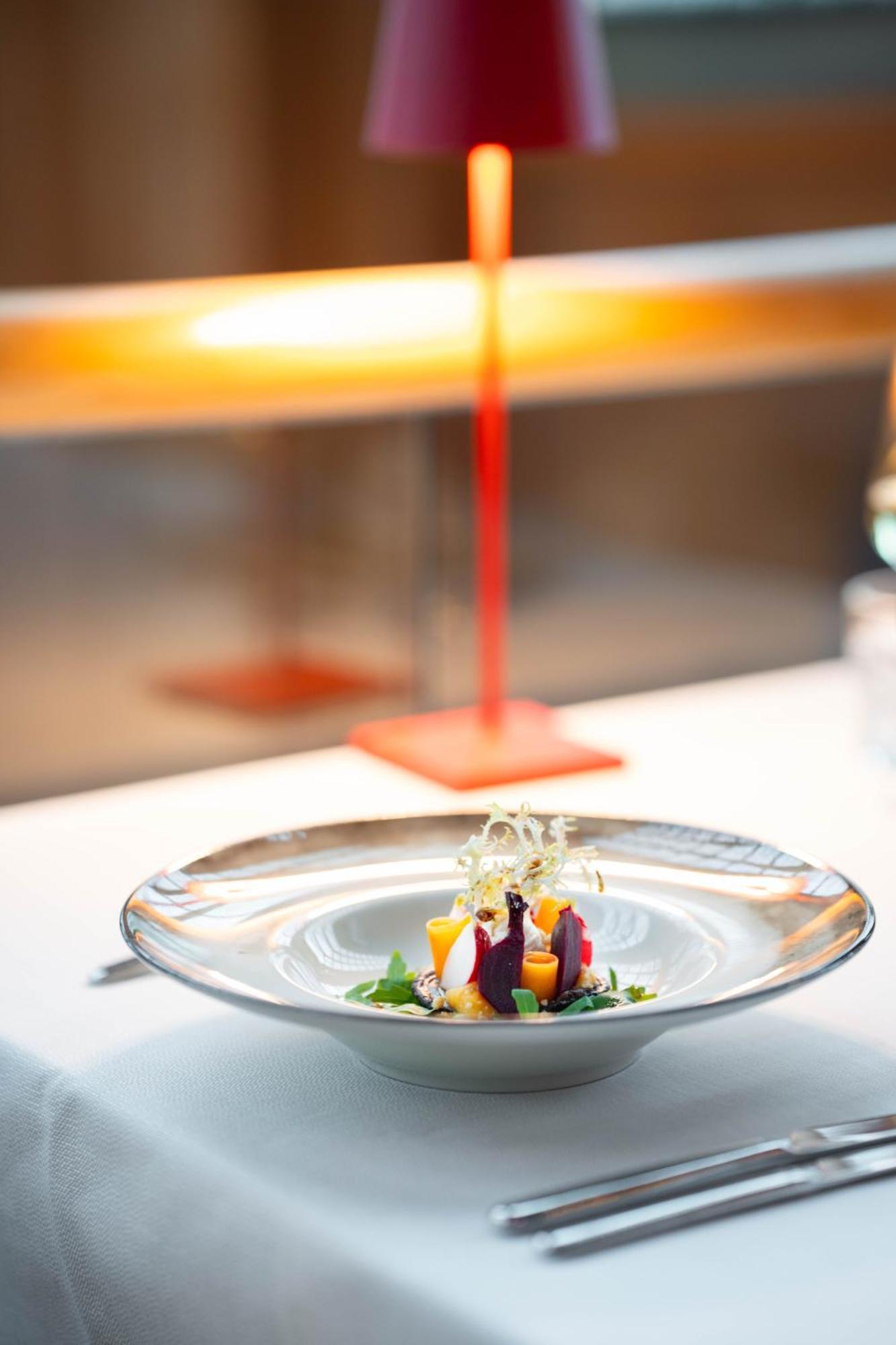 Kruisherenhotel Maastricht - Oostwegel Collection, Member Of Design Hotels Exterior foto A dish at the restaurant